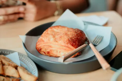 Croissant med ost och skinka